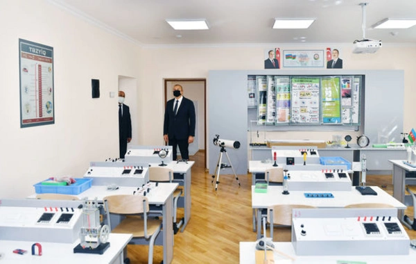 Prezident İlham Əliyev 71 saylı orta məktəbdə yaradılan şəraitlə tanış olub - FOTO
