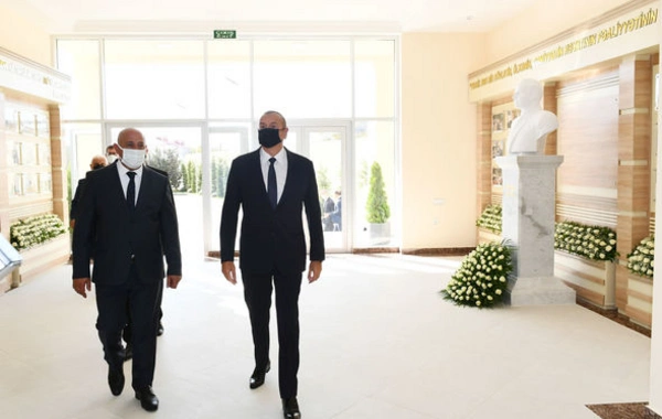 Prezident İlham Əliyev 71 saylı orta məktəbdə yaradılan şəraitlə tanış olub - FOTO