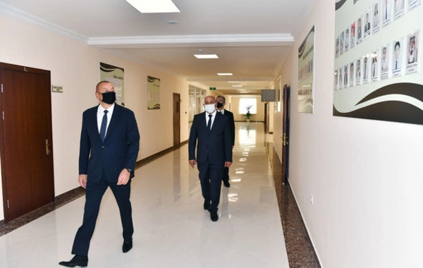 Prezident İlham Əliyev 71 saylı orta məktəbdə yaradılan şəraitlə tanış olub - FOTO