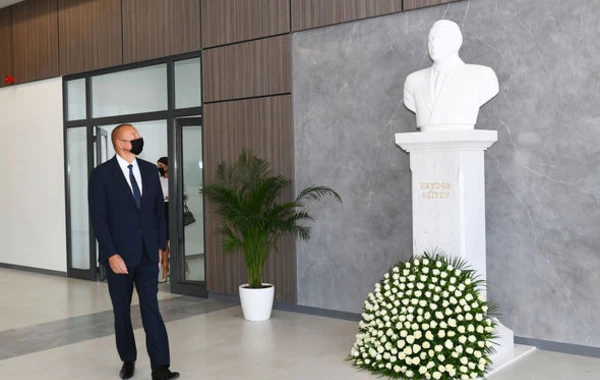 İlham Əliyev və Mehriban Əliyeva Bakı Avropa Liseyinin yeni binasının açılışında iştirak ediblər - VİDEO