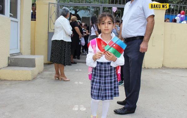 İbtidai siniflərin ilk dərs günüdür - FOTOREPORTAJ