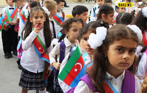 İbtidai siniflərin ilk dərs günüdür - FOTOREPORTAJ