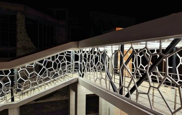 Bakıda yeni yerüstü piyada keçidi inşa edildi - FOTO