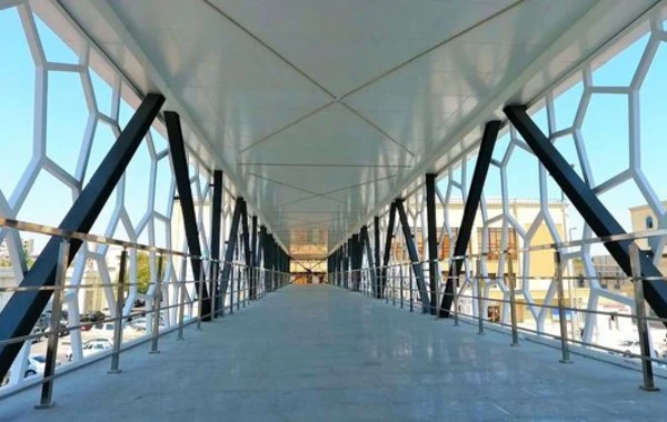 В Баку построен новый надземный пешеходный переход - ФОТО