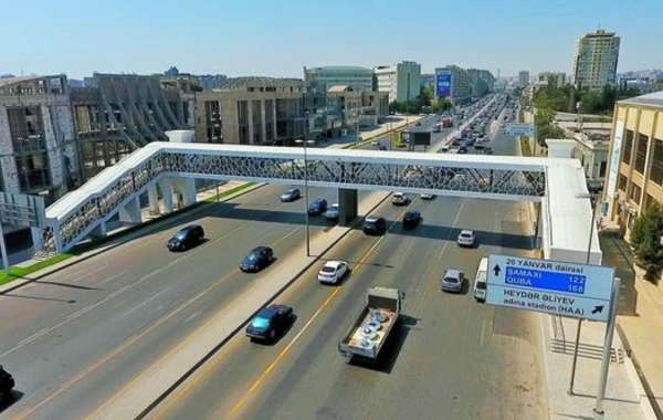 В Баку построен новый надземный пешеходный переход - ФОТО