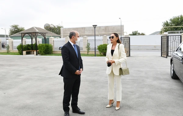 Mehriban Əliyeva Binədə yeni inşa edilən məktəbdə yaradılan şəraitlə tanış olub - FOTO