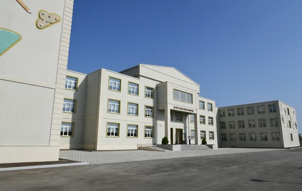 Mehriban Əliyeva Binədə yeni inşa edilən məktəbdə yaradılan şəraitlə tanış olub - FOTO