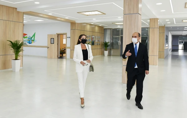 Mehriban Əliyeva Binədə yeni inşa edilən məktəbdə yaradılan şəraitlə tanış olub - FOTO