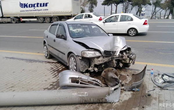 İvanovkada “Opel” dəmir maneəyə çırpıldı, sürücü öldü