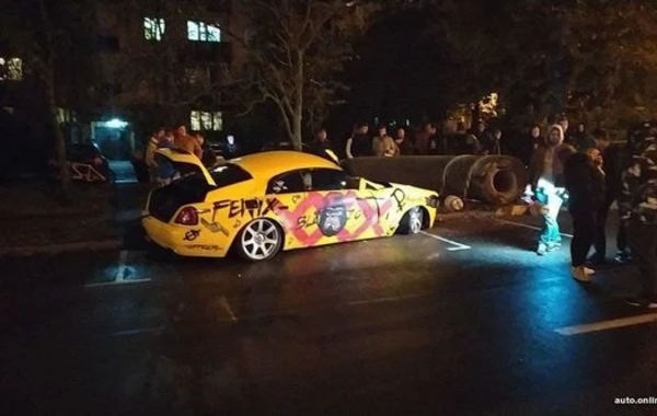 Azərbaycanlı oliqarxın qohumuna məxsus “Rolls-Royce” markalı avtomobil qəzaya düşdü - FOTO