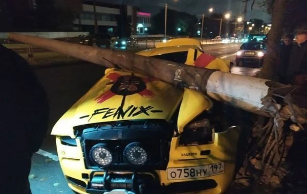 Azərbaycanlı oliqarxın qohumuna məxsus “Rolls-Royce” markalı avtomobil qəzaya düşdü - FOTO