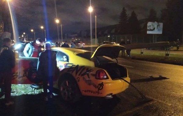 Azərbaycanlı oliqarxın qohumuna məxsus “Rolls-Royce” markalı avtomobil qəzaya düşdü - FOTO