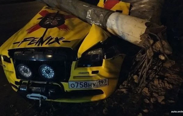 Azərbaycanlı oliqarxın qohumuna məxsus “Rolls-Royce” markalı avtomobil qəzaya düşdü - FOTO