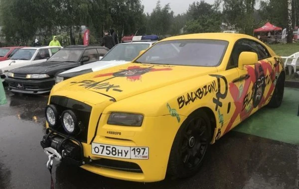 Azərbaycanlı oliqarxın qohumuna məxsus “Rolls-Royce” markalı avtomobil qəzaya düşdü - FOTO