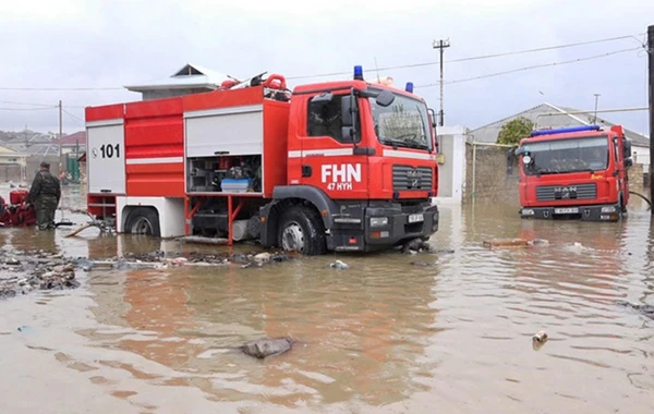 Bakıda evləri və həyətyanı sahələri yağış suları basıb