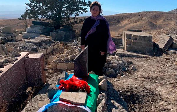 Əməkdar artist 30 il sonra həyat yoldaşının qəbrini ziyarət etdi - FOTO
