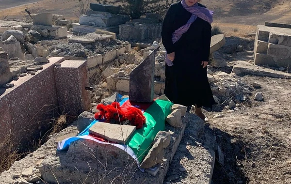 Əməkdar artist 30 il sonra həyat yoldaşının qəbrini ziyarət etdi - FOTO