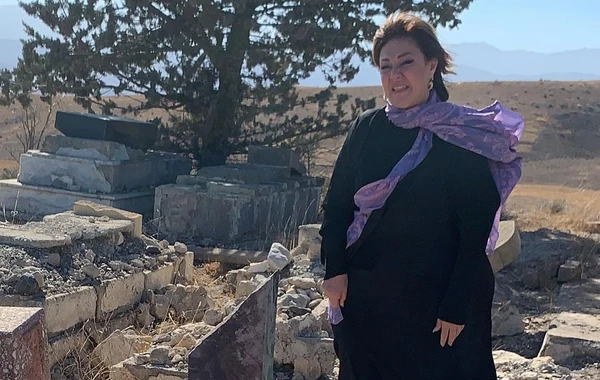 Əməkdar artist 30 il sonra həyat yoldaşının qəbrini ziyarət etdi - FOTO