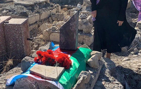 Əməkdar artist 30 il sonra həyat yoldaşının qəbrini ziyarət etdi - FOTO