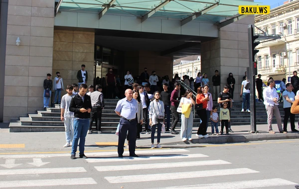 Bakıda şəhidlərimiz üçün bir dəqiqəlik sayğı duruşu FOTOLARDA 