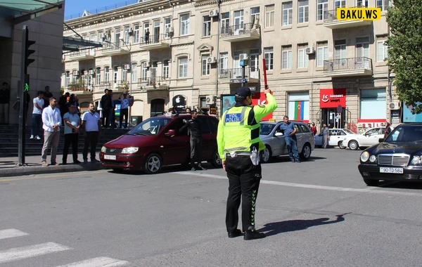 Bakıda şəhidlərimiz üçün bir dəqiqəlik sayğı duruşu FOTOLARDA 