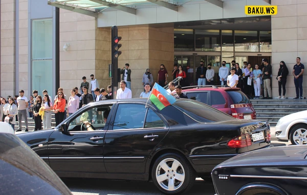 Bakıda şəhidlərimiz üçün bir dəqiqəlik sayğı duruşu FOTOLARDA 