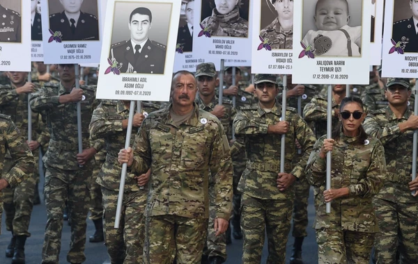İlham Əliyev və Mehriban Əliyevanın şəkillərini tutduğu şəhidlər kimlərdir? - FOTO