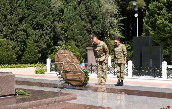 İlham Əliyev və Mehriban Əliyeva Heydər Əliyevin məzarını ziyarət etdi - FOTO