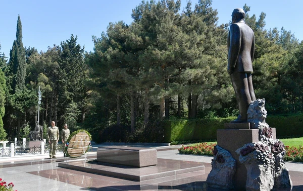 İlham Əliyev və Mehriban Əliyeva Heydər Əliyevin məzarını ziyarət etdi - FOTO