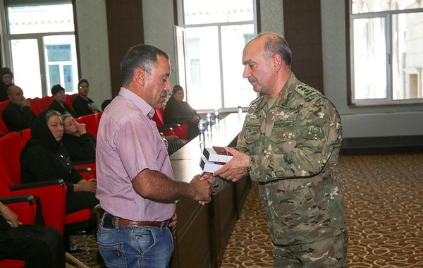 Əlahiddə Ümumqoşun Orduda şəhid ailələrinə müxtəlif orden və medallar təqdim edildi - FOTO