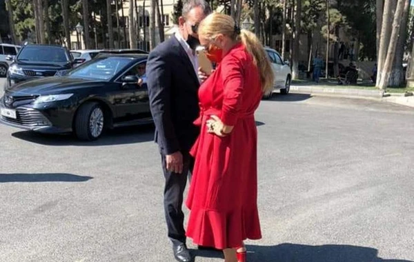 Anım Günündə al qırmızı geyinən Mehriban Qaralova kimdir? - FOTO