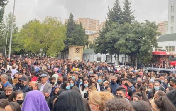 BDU-da COVID-19 pasportuna görə izdiham - AÇIQLAMA - FOTO