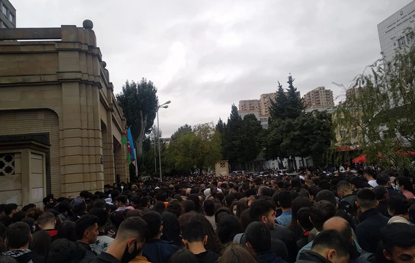 Из-за проверки COVID-паспортов перед БГУ образовалось столпотворение - ФОТО