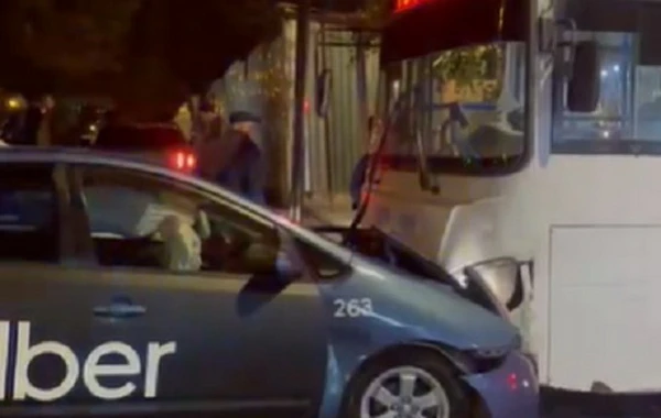 Bakıda avtobusla minik avtomobili toqquşdu - VİDEO