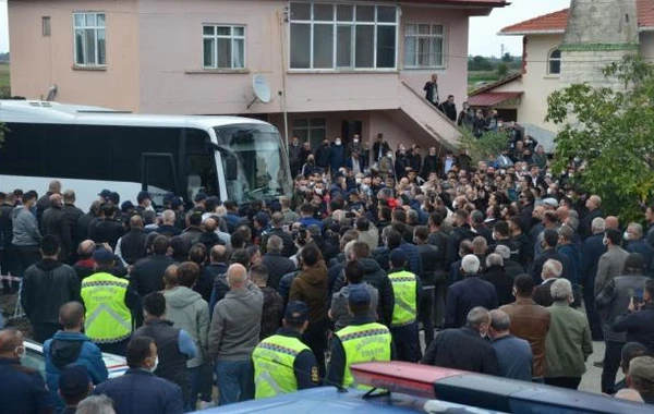 Həbsdə olan məşhur kriminal avtoritet qardaşının yasına belə gəldi - VİDEO