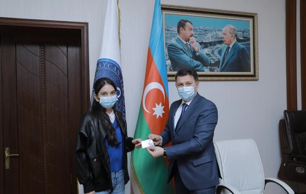 Polad Həşimovun qızına tələbə bileti təqdim edildi - FOTO