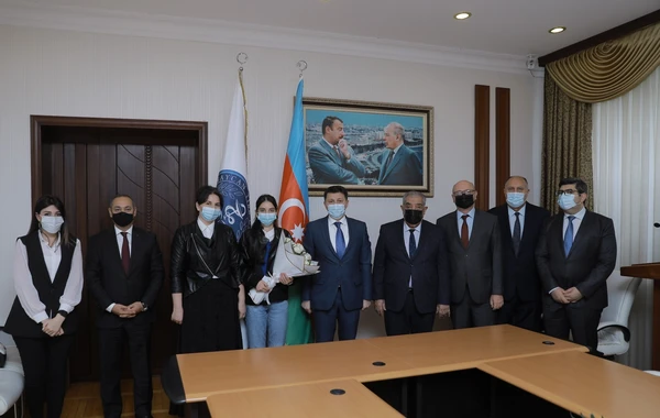 Polad Həşimovun qızına tələbə bileti təqdim edildi - FOTO