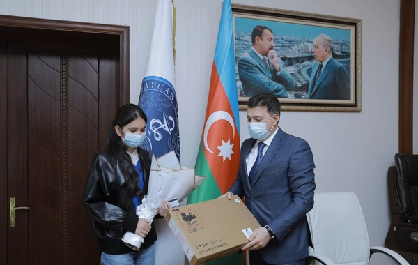 Polad Həşimovun qızına tələbə bileti təqdim edildi - FOTO