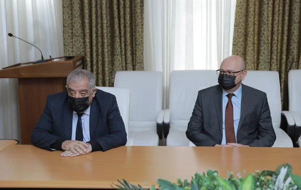 Polad Həşimovun qızına tələbə bileti təqdim edildi - FOTO