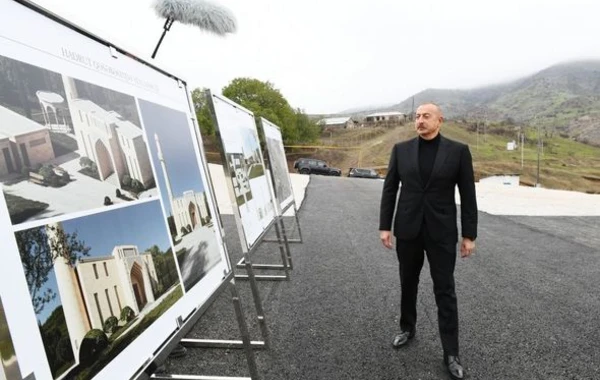Azərbaycan Prezidenti Hadrutda yeni məscidin təməlini qoyub - FOTO