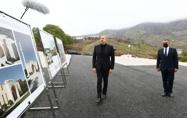 Azərbaycan Prezidenti Hadrutda yeni məscidin təməlini qoyub - FOTO