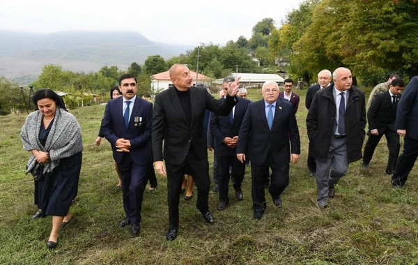 İlham Əliyev Xocavənd rayon ictimaiyyətinin nümayəndələri ilə birlikdə Tuğ kəndində olub - FOTO