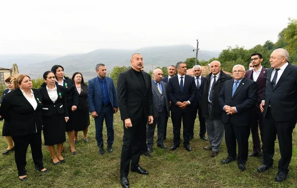 İlham Əliyev Xocavənd rayon ictimaiyyətinin nümayəndələri ilə birlikdə Tuğ kəndində olub - FOTO