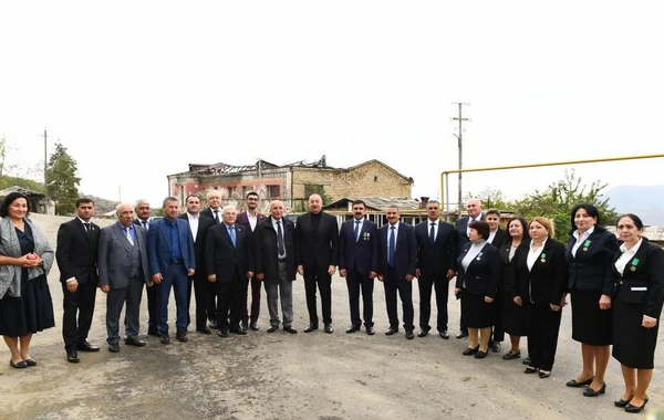 İlham Əliyev Xocavənd rayon ictimaiyyətinin nümayəndələri ilə birlikdə Tuğ kəndində olub - FOTO
