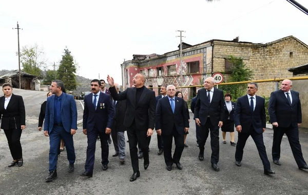 İlham Əliyev Xocavənd rayon ictimaiyyətinin nümayəndələri ilə birlikdə Tuğ kəndində olub - FOTO