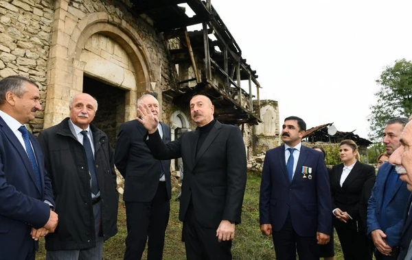 İlham Əliyev Xocavənd rayon ictimaiyyətinin nümayəndələri ilə birlikdə Tuğ kəndində olub - FOTO