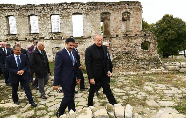 İlham Əliyev Xocavənd rayon ictimaiyyətinin nümayəndələri ilə birlikdə Tuğ kəndində olub - FOTO