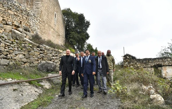 İlham Əliyev Xocavənd rayon ictimaiyyətinin nümayəndələri ilə birlikdə Tuğ kəndində olub - FOTO
