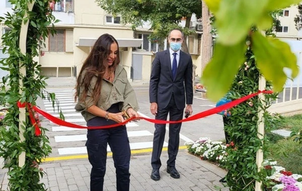 Leyla Əliyeva abadlaşdırılan növbəti həyətin açılışını etdi - FOTO