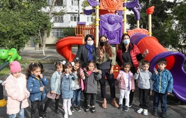 С участием Лейлы Алиевой состоялось открытие очередного двора, отремонтированного в рамках проекта Bizim həyət